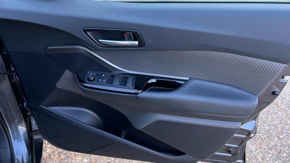 Used Toyota C-HR 2023 for sale - 76623610: Photo 28