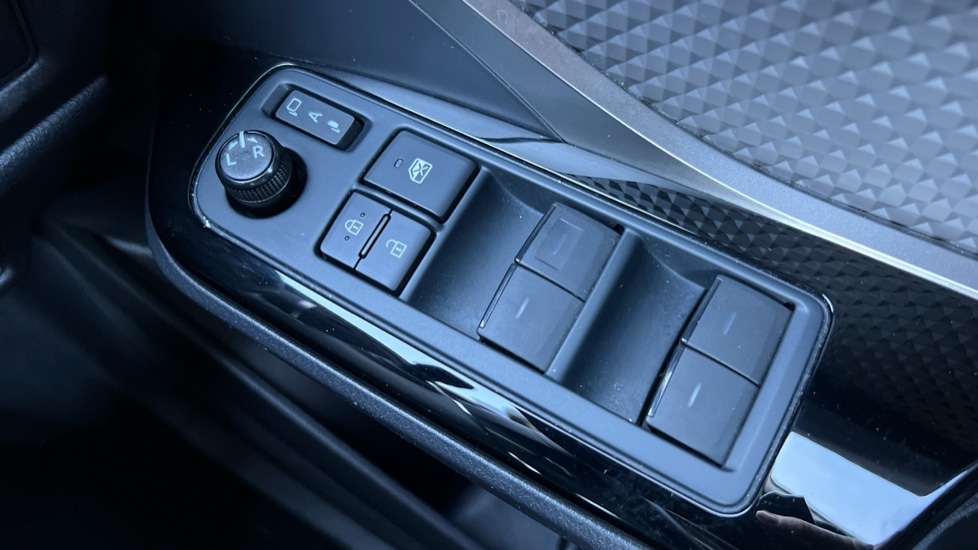 Used Toyota C-HR 2023 for sale - 76623610: Photo 32