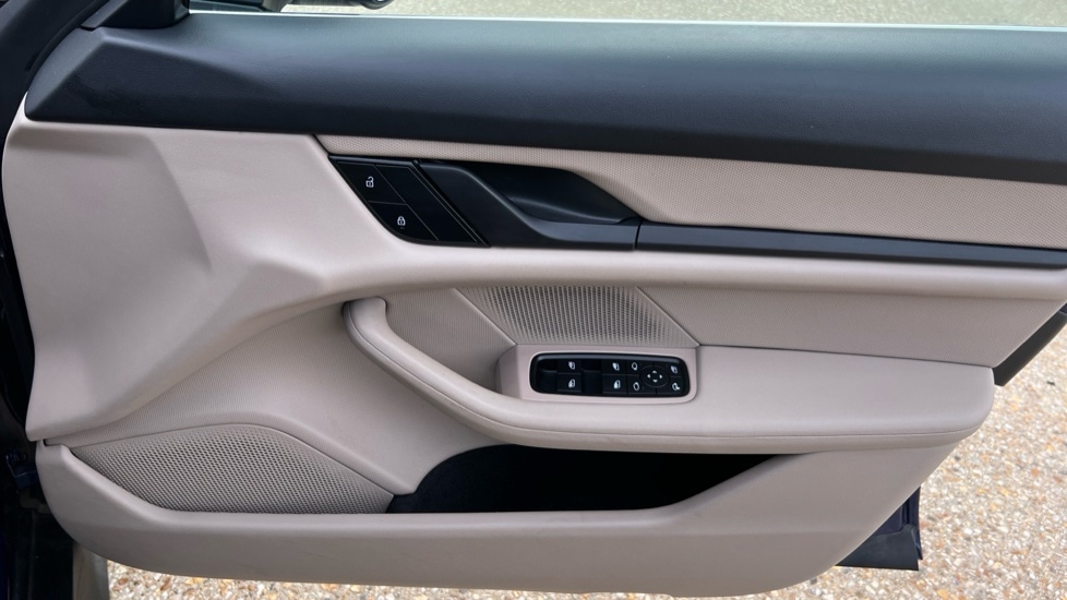 Used Porsche Taycan 2023 for sale - 75934600: Photo 30