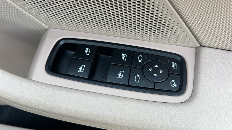 Used Porsche Taycan 2023 for sale - 75934600: Photo 60