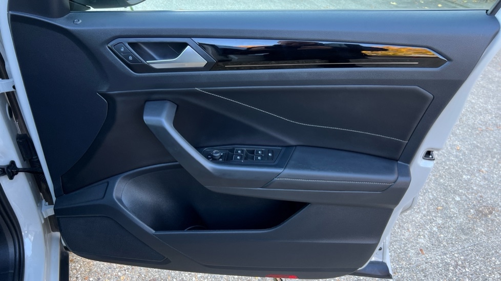 Used Volkswagen T-Roc 2024 for sale - 76297281: Photo 30