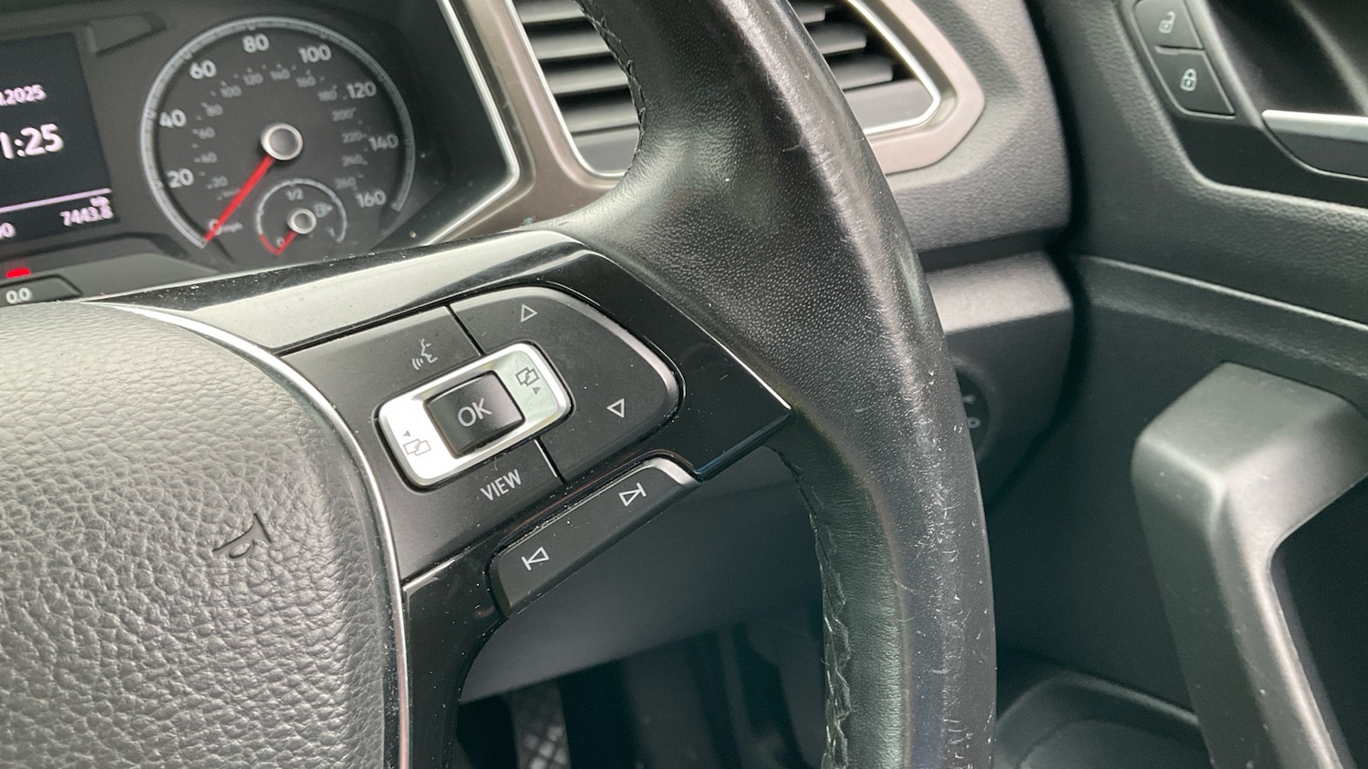 Used Volkswagen T-Roc 2019 for sale - 76725523: Photo 32