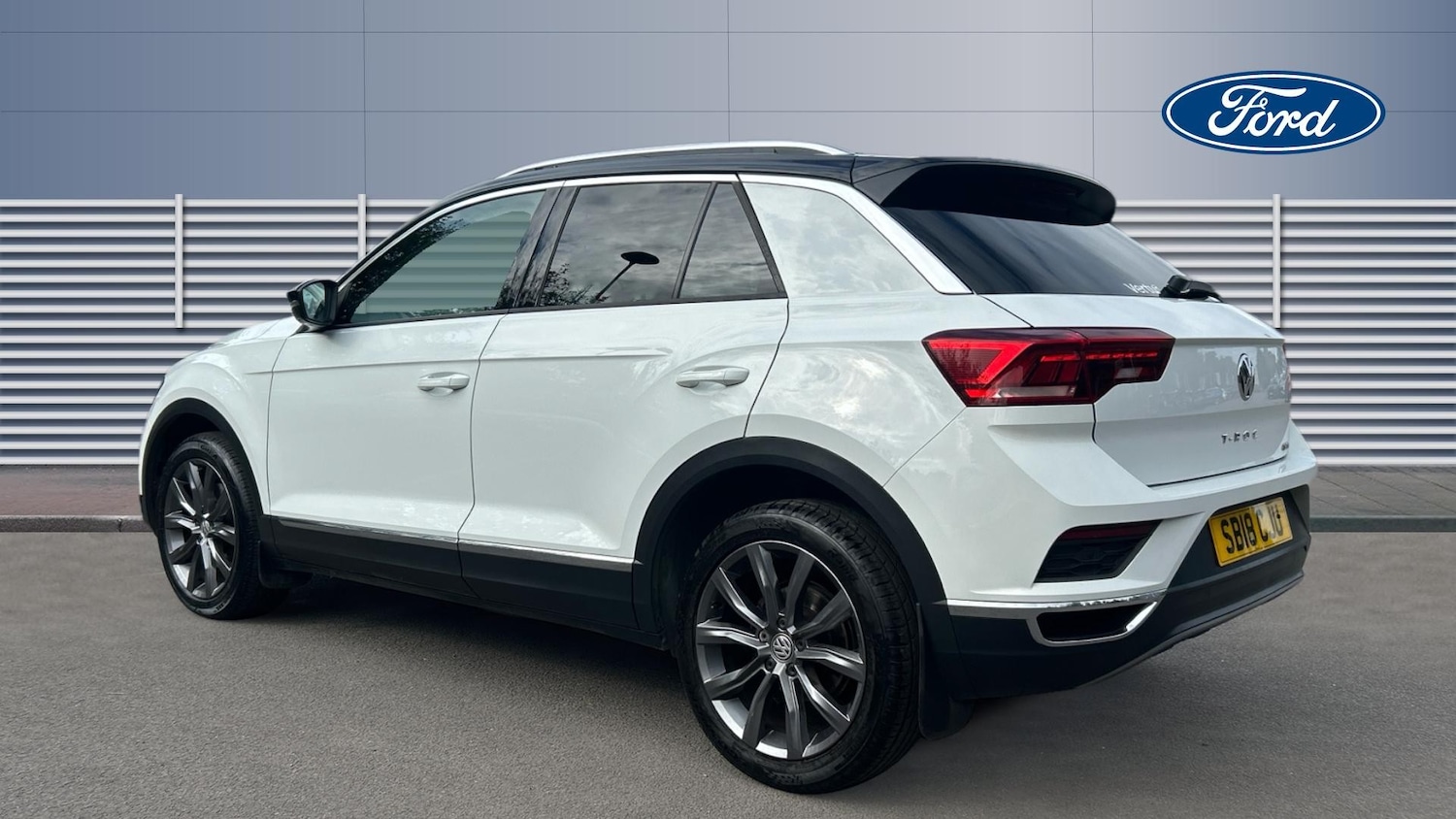 Used Volkswagen T-Roc 2018 for sale - 76063696: Photo 2