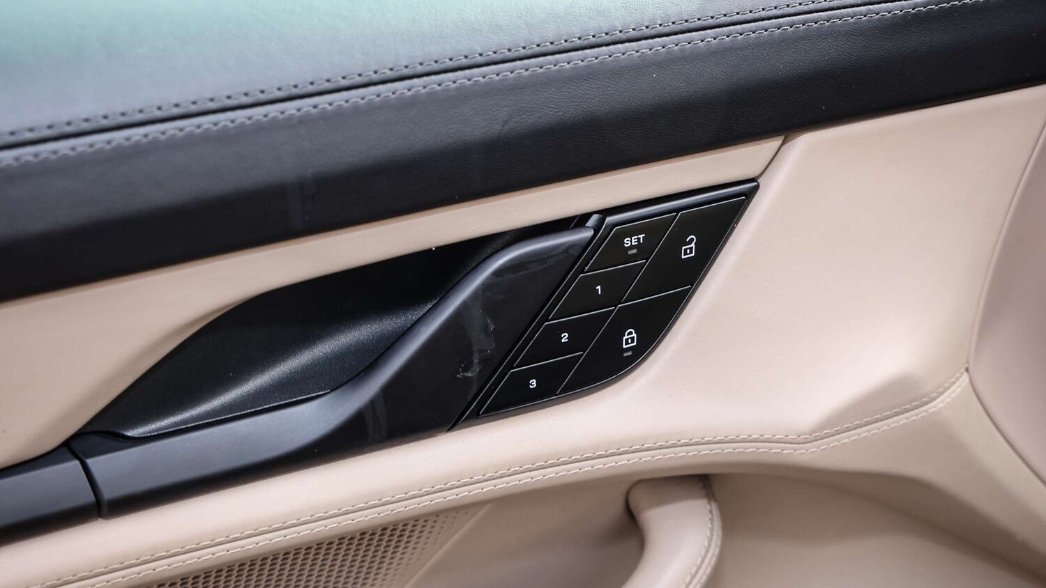 Used Porsche Taycan 2022 for sale - 76329220: Photo 32