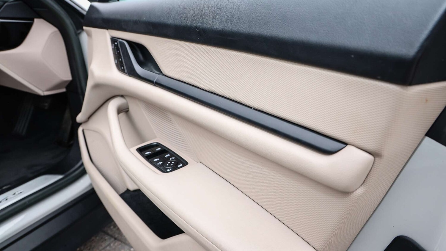 Used Porsche Taycan 2022 for sale - 76156127: Photo 29