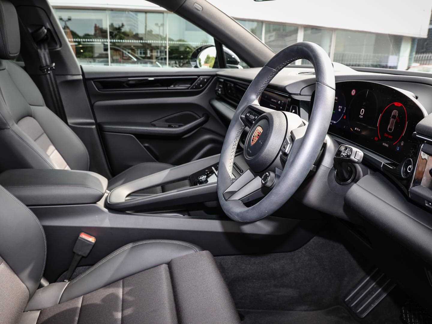 Used Porsche Macan 2025 for sale - 76411392: Photo 10