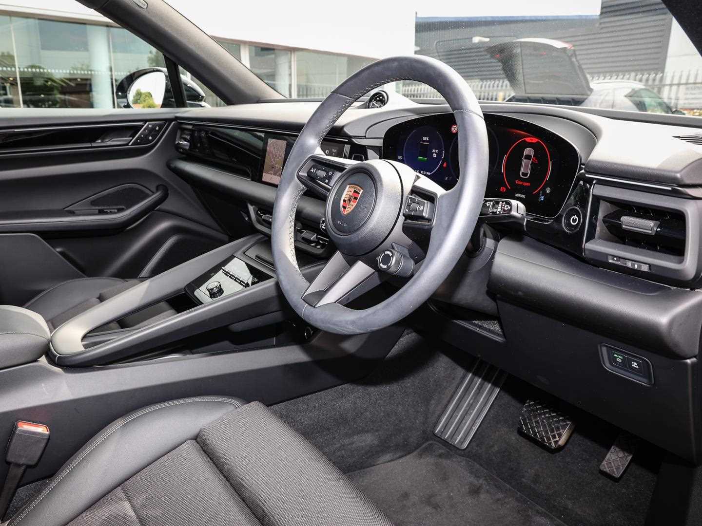 Used Porsche Macan 2025 for sale - 76411392: Photo 11