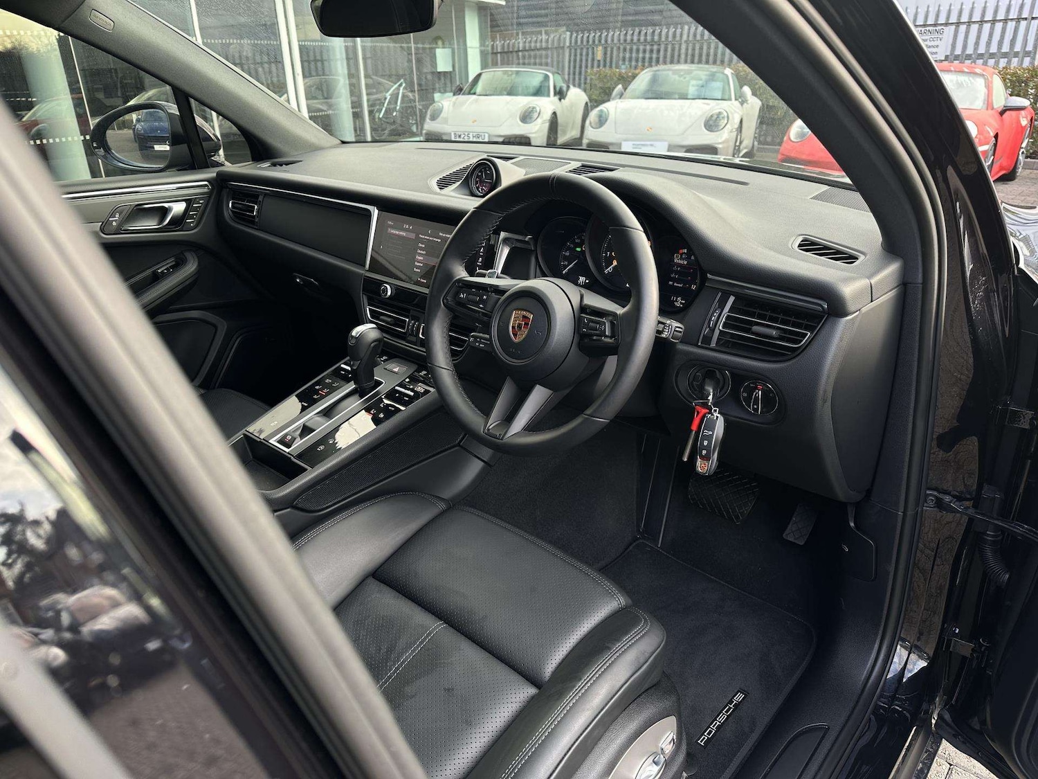 Used Porsche Macan 2025 for sale - 77257336: Photo 11