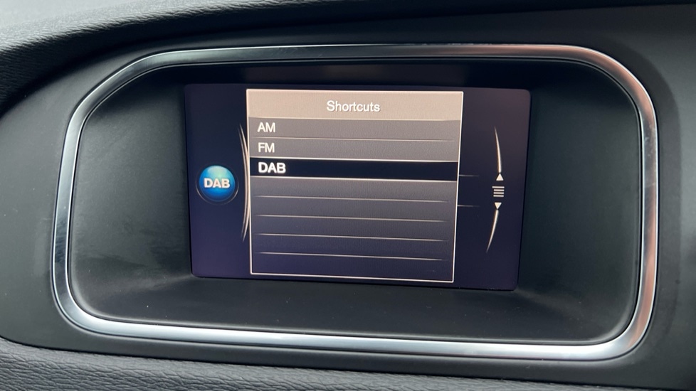 Used Volvo V40 2017 for sale - 77035989: Photo 32