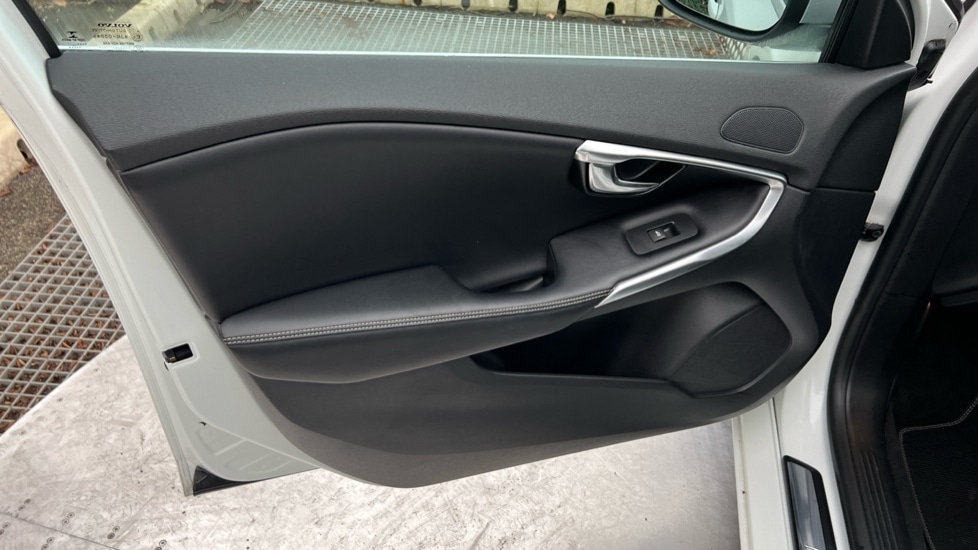 Used Volvo V40 2017 for sale - 77035989: Photo 36