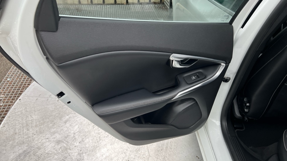 Used Volvo V40 2017 for sale - 77035989: Photo 37