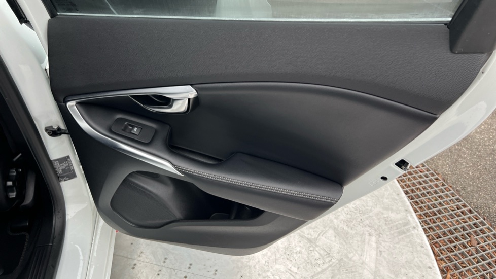 Used Volvo V40 2017 for sale - 77035989: Photo 38