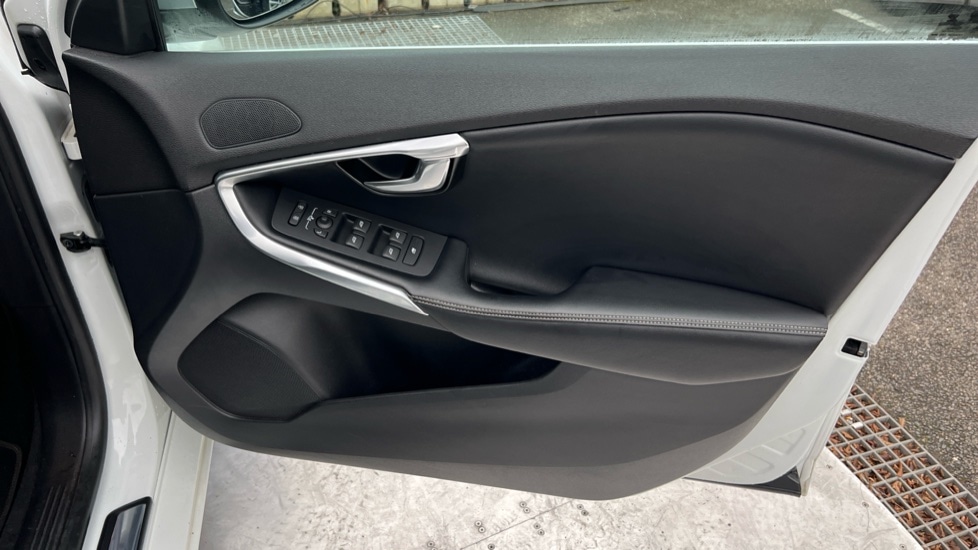 Used Volvo V40 2017 for sale - 77035989: Photo 39