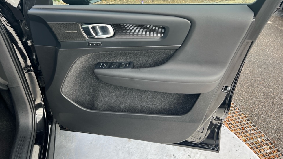 Used Volvo XC40 2023 for sale - 76528946: Photo 50