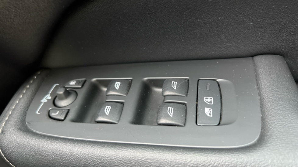 Used Volvo XC60 2023 for sale - 76161300: Photo 33