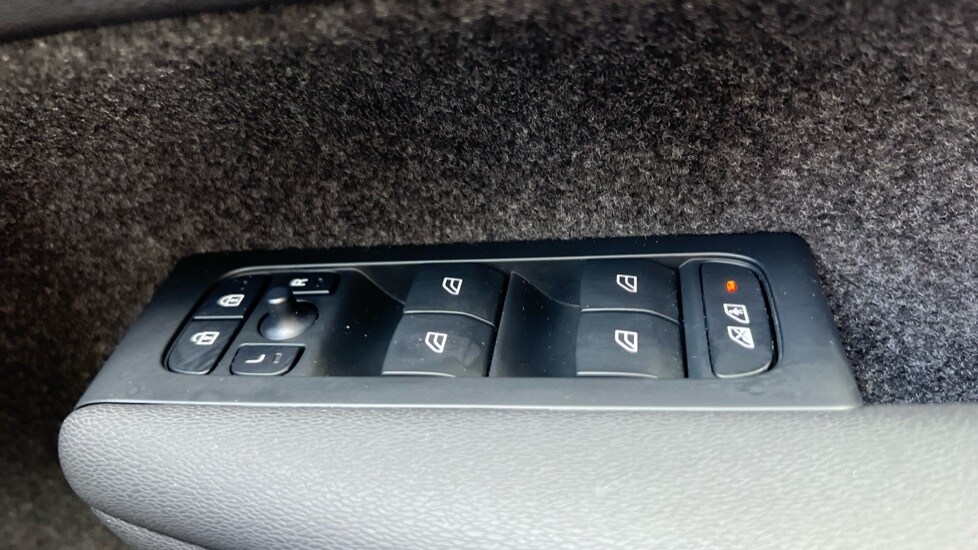 Used Volvo XC40 2023 for sale - 75943405: Photo 33