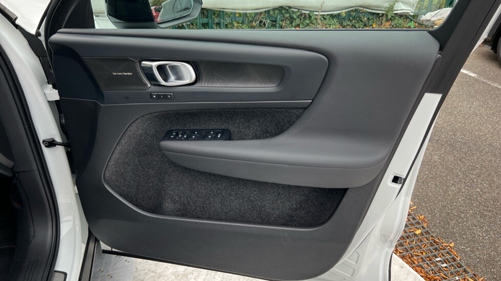 Used Volvo XC40 2023 for sale - 76241737: Photo 49