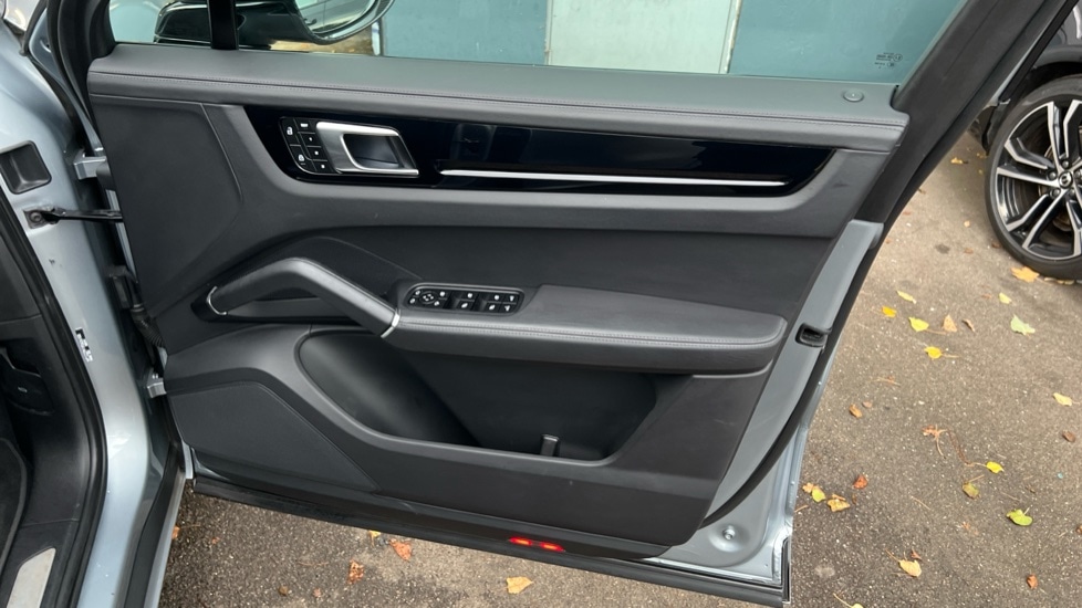 Used Porsche Cayenne 2023 for sale - 76434619: Photo 44