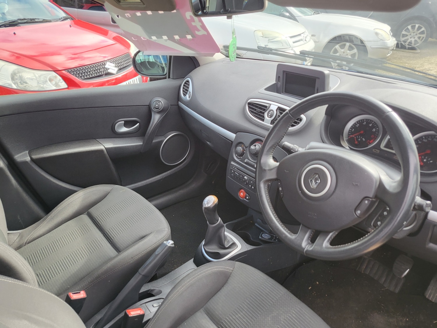 Used Renault Clio 2011 for sale - 77650572: Photo 2