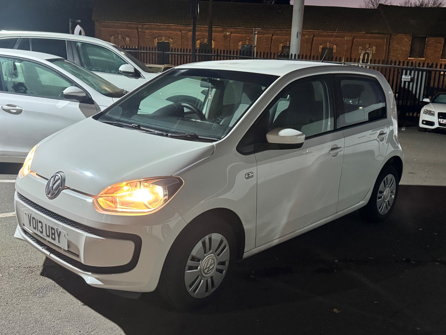 Used Volkswagen up! 2013 for sale - 76641644: Photo 2