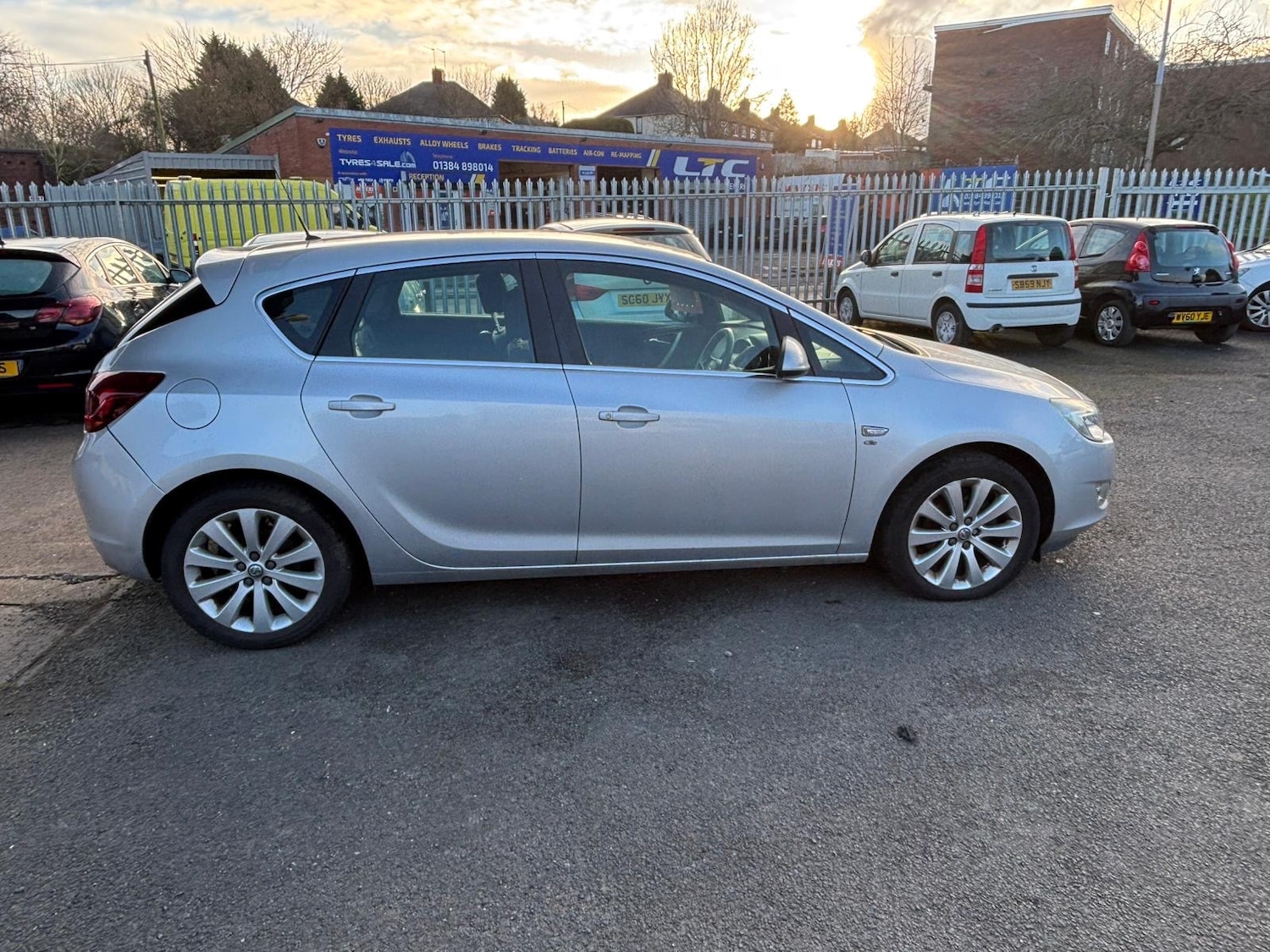 Used Vauxhall Astra 2011 for sale - 77600565: Photo 2