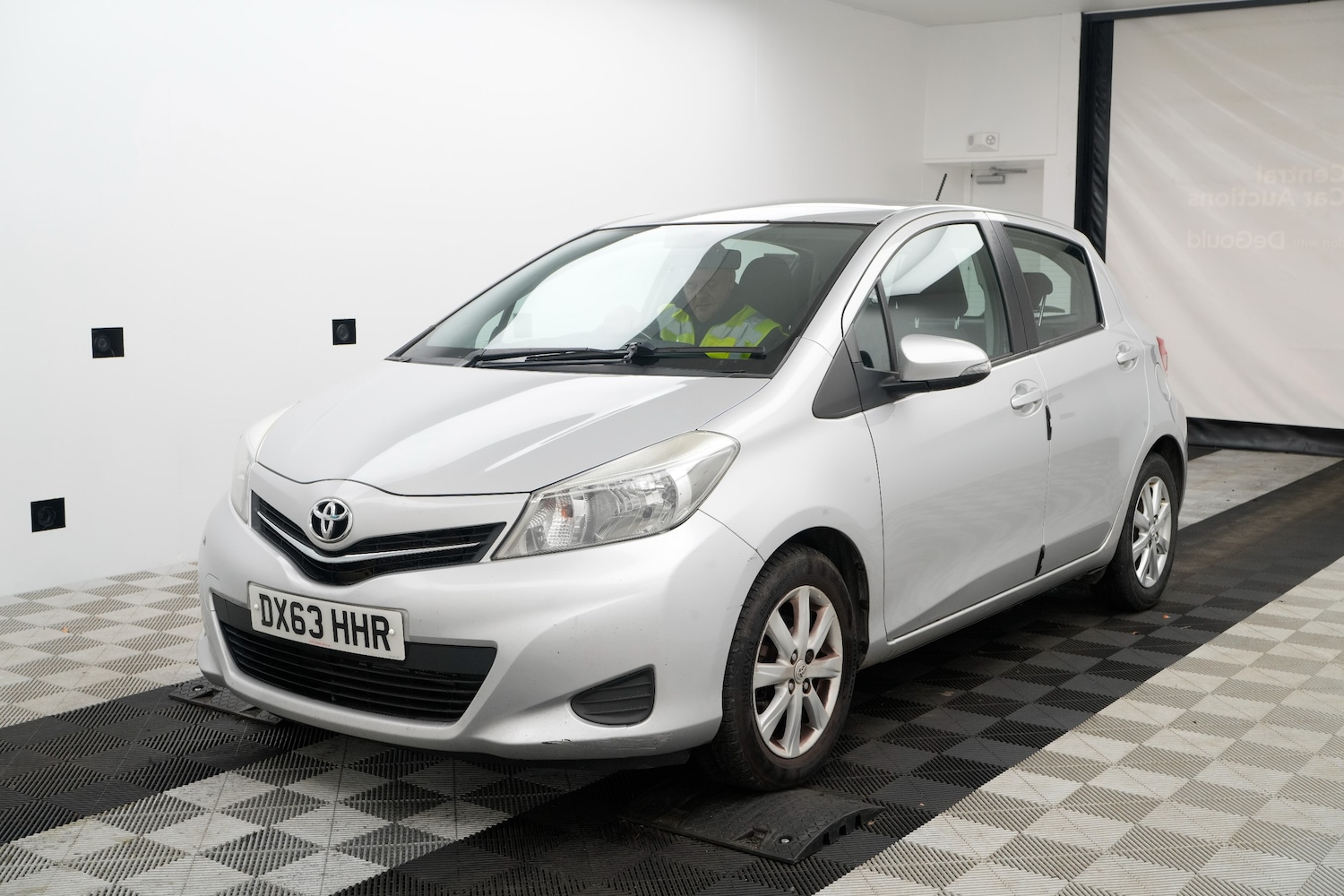 Used Toyota Yaris 2013 for sale - 76635067: Photo 2
