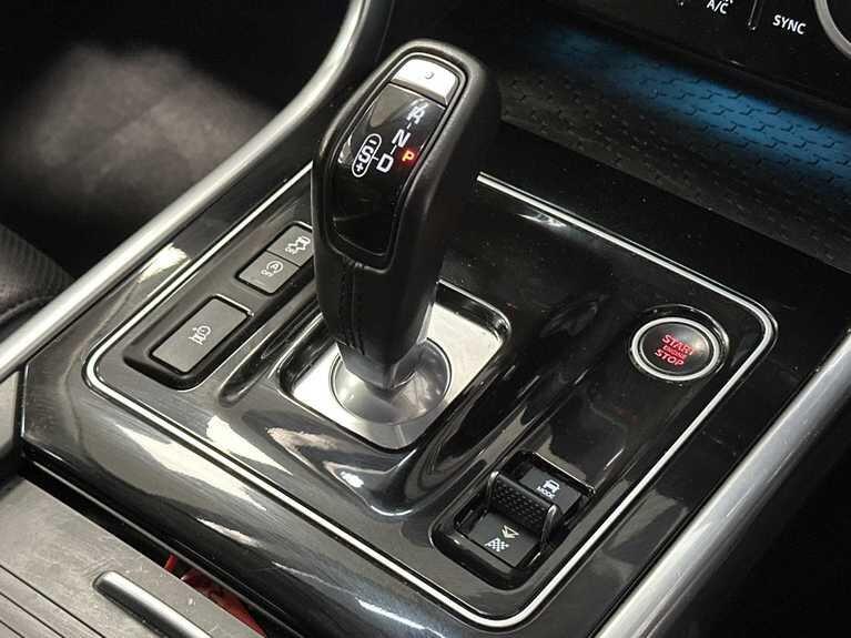 Used Jaguar XE 2019 for sale - 76926625: Photo 4