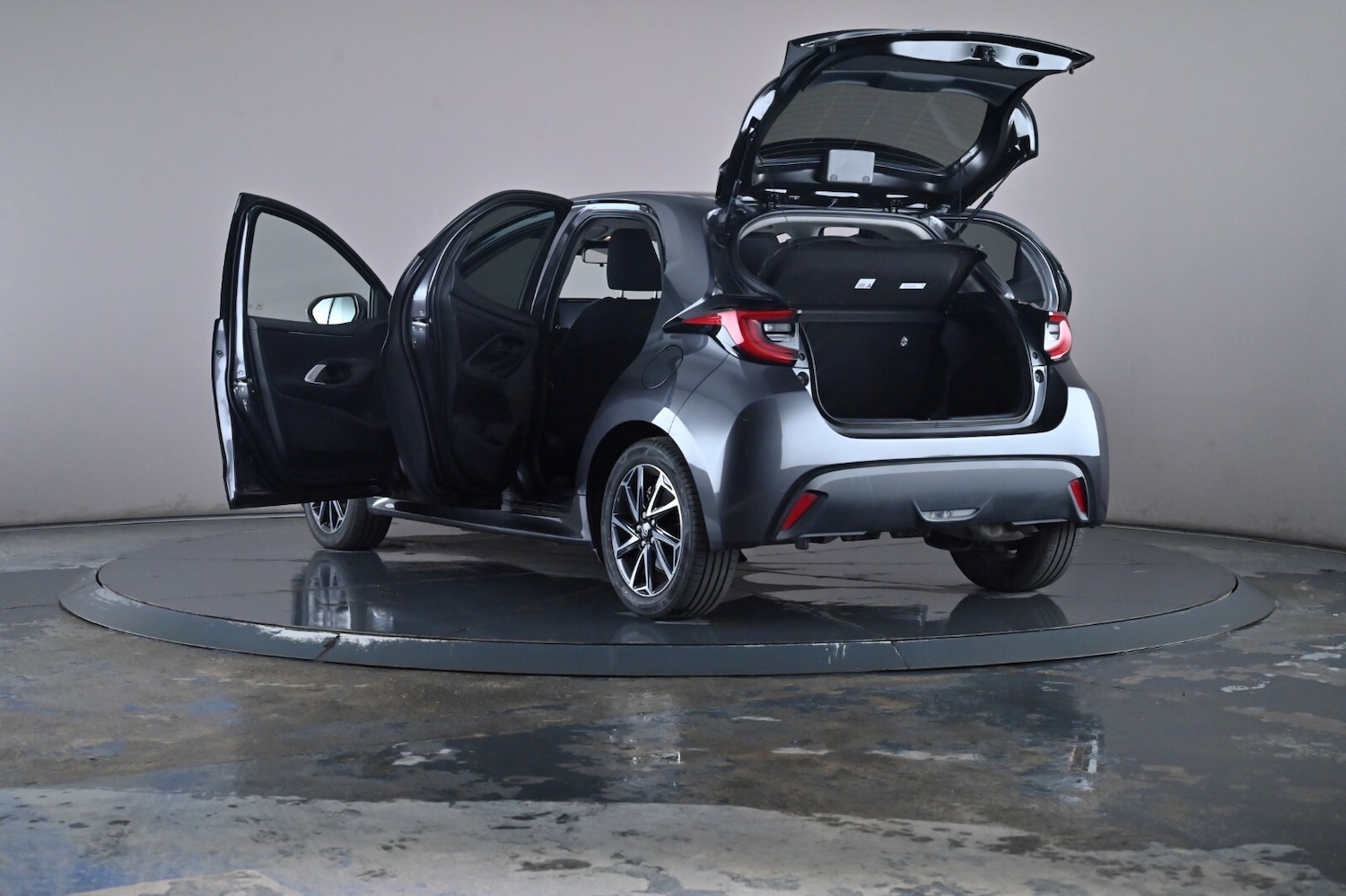 Used Toyota Yaris 2023 for sale - 76716465: Photo 54