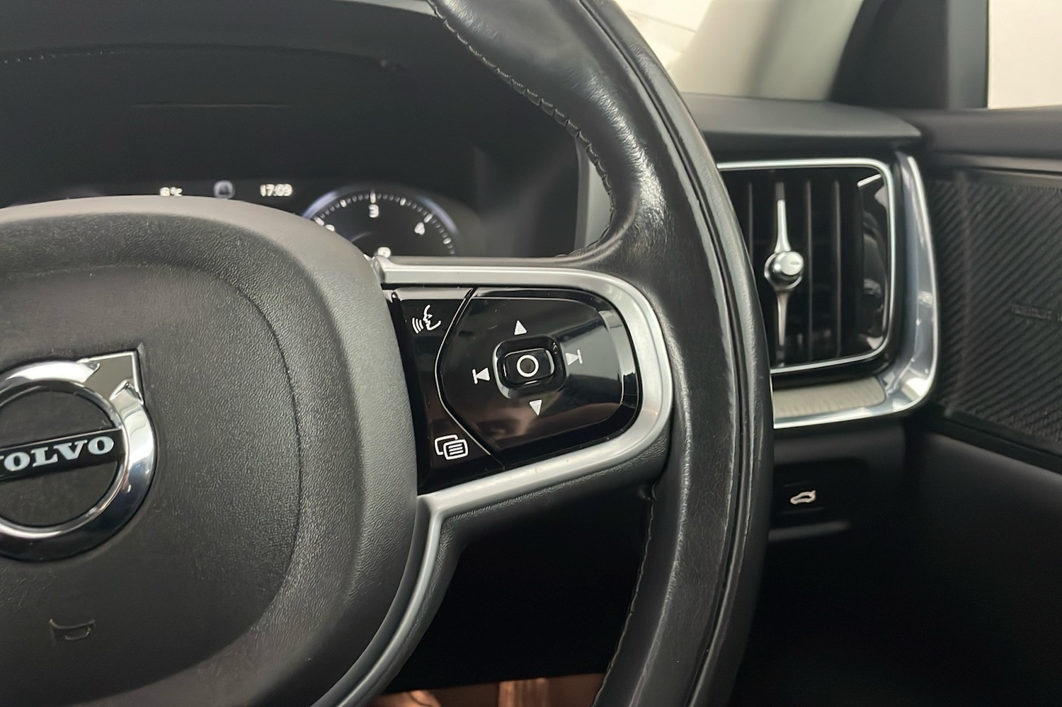 Used Volvo V60 2018 for sale - 76618417: Photo 15