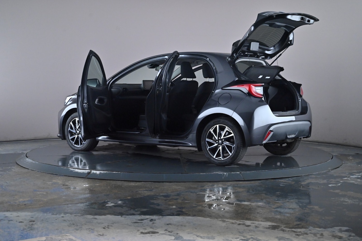 Used Toyota Yaris 2023 for sale - 76667914: Photo 52