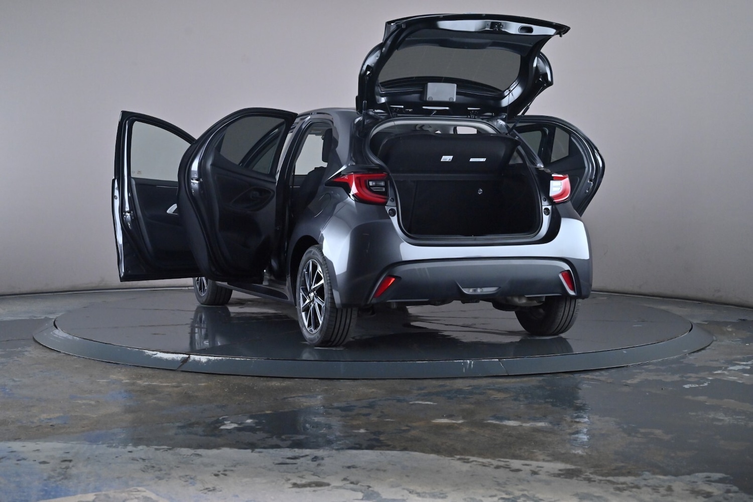 Used Toyota Yaris 2023 for sale - 76667914: Photo 55