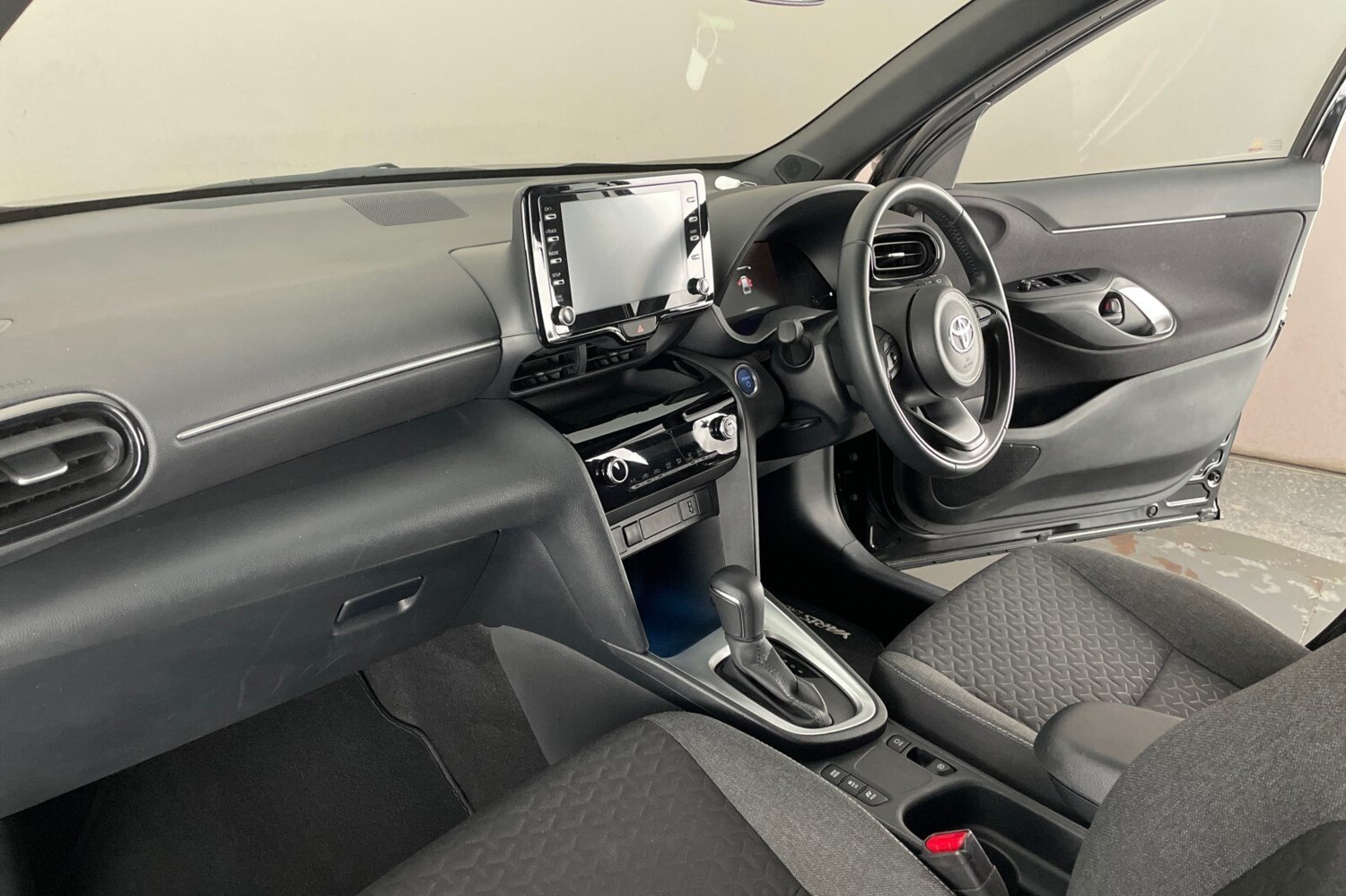 2023 Toyota Yaris Cross 1.5 Hybrid Design 5dr CVT Estate Hybrid Automatic - Picture 19 of 24