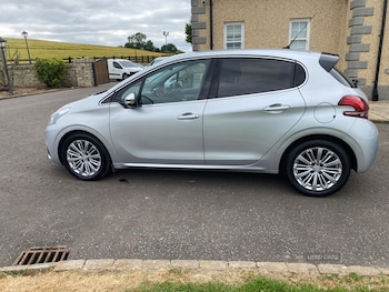 Used Peugeot 208 2018 for sale - 79325618: Photo