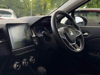 Used Renault Captur 2023 for sale - 79276805: Photo