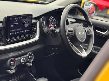 Used Kia Stonic 2022 for sale - 76277757: Photo 2