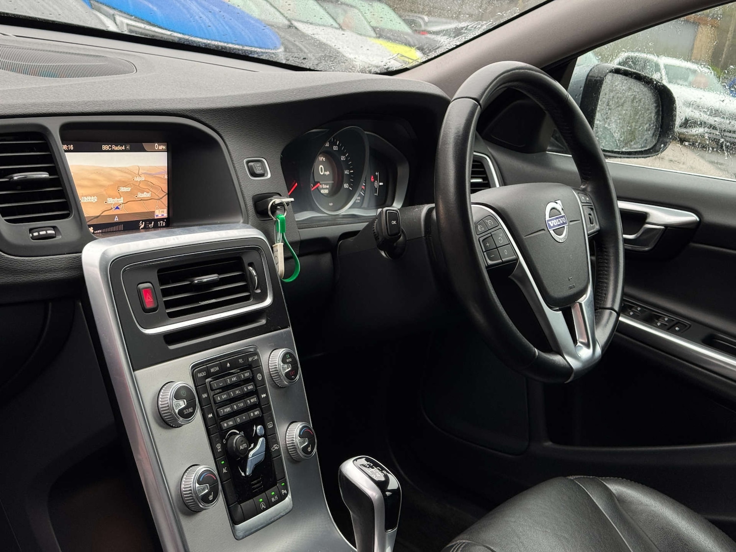 Used Volvo V60 2017 for sale - 78106687: Photo 2