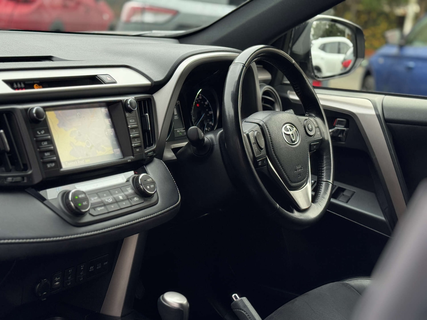 Used Toyota RAV4 2018 for sale - 76481377: Photo 2