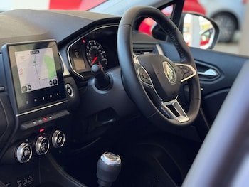 Used Renault Captur 2022 for sale - 76277701: Photo 2