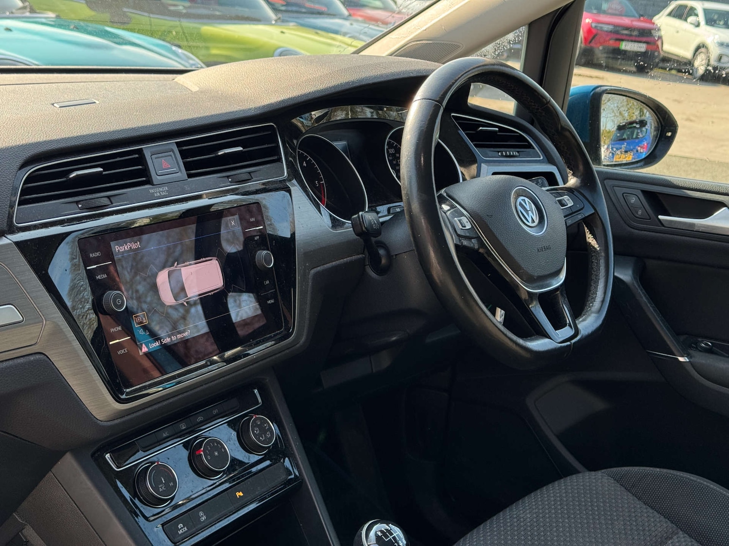 Used Volkswagen Touran 2017 for sale - 77967855: Photo 2