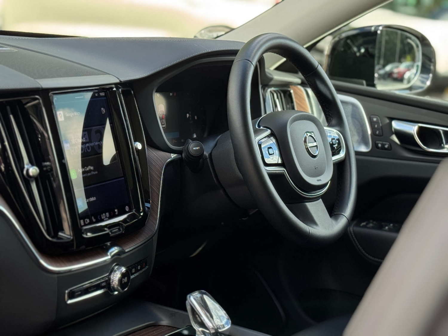 Used Volvo XC60 2023 for sale - 76600655: Photo 2