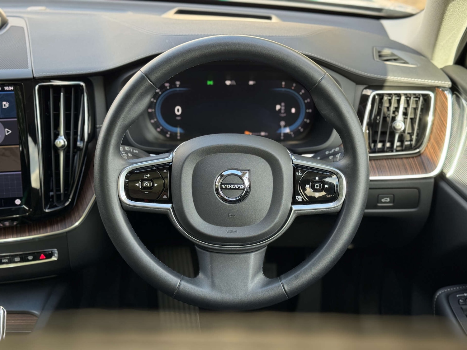 Used Volvo XC60 2023 for sale - 76600655: Photo 21