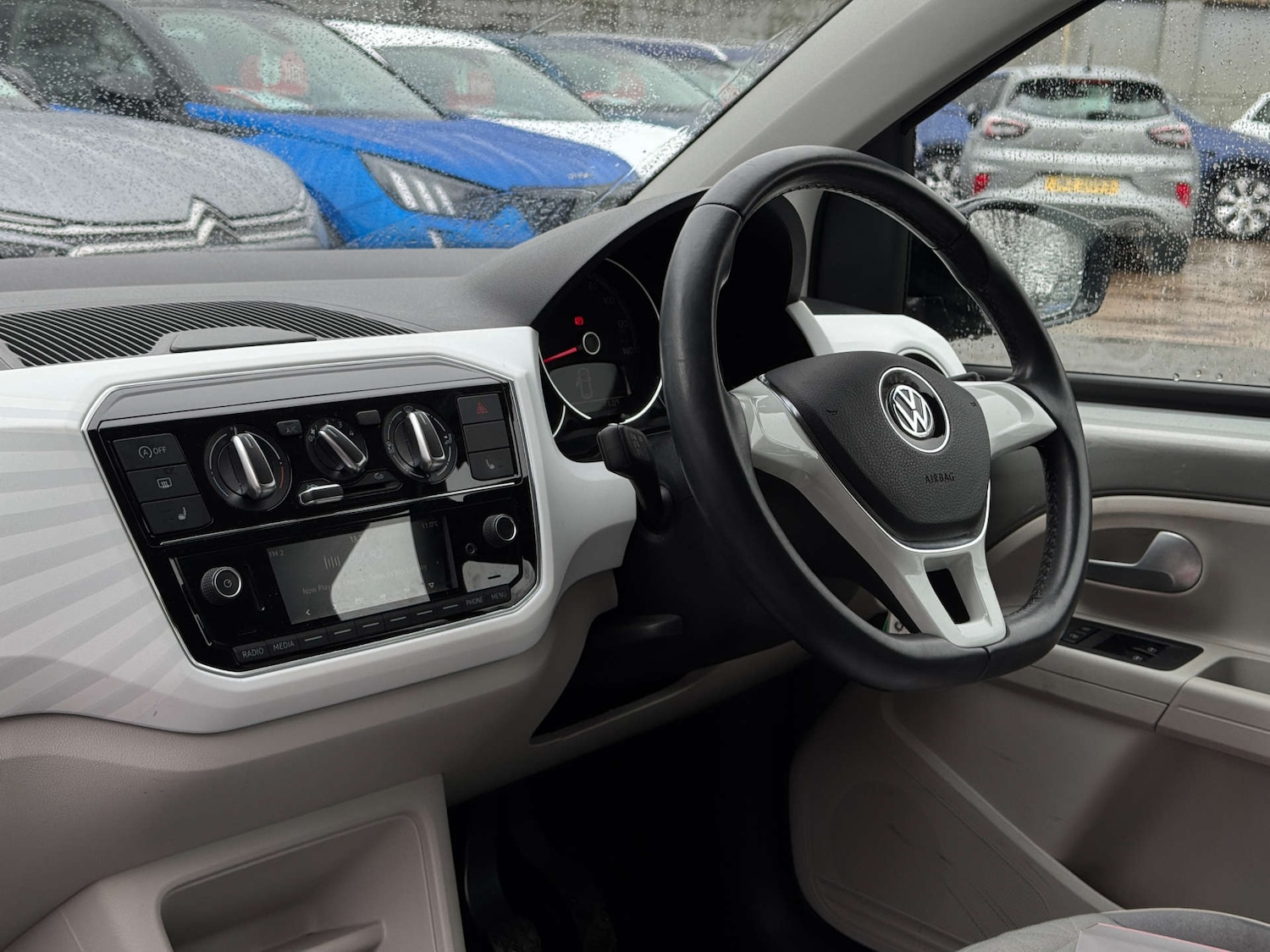 Used Volkswagen up! 2018 for sale - 77618871: Photo 2