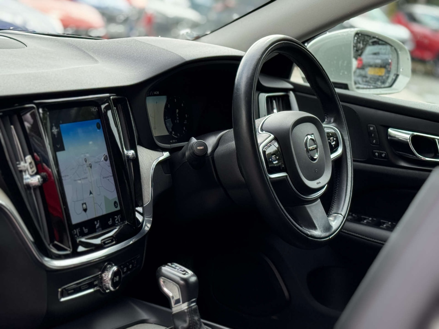 Used Volvo V60 2018 for sale - 76600659: Photo 2