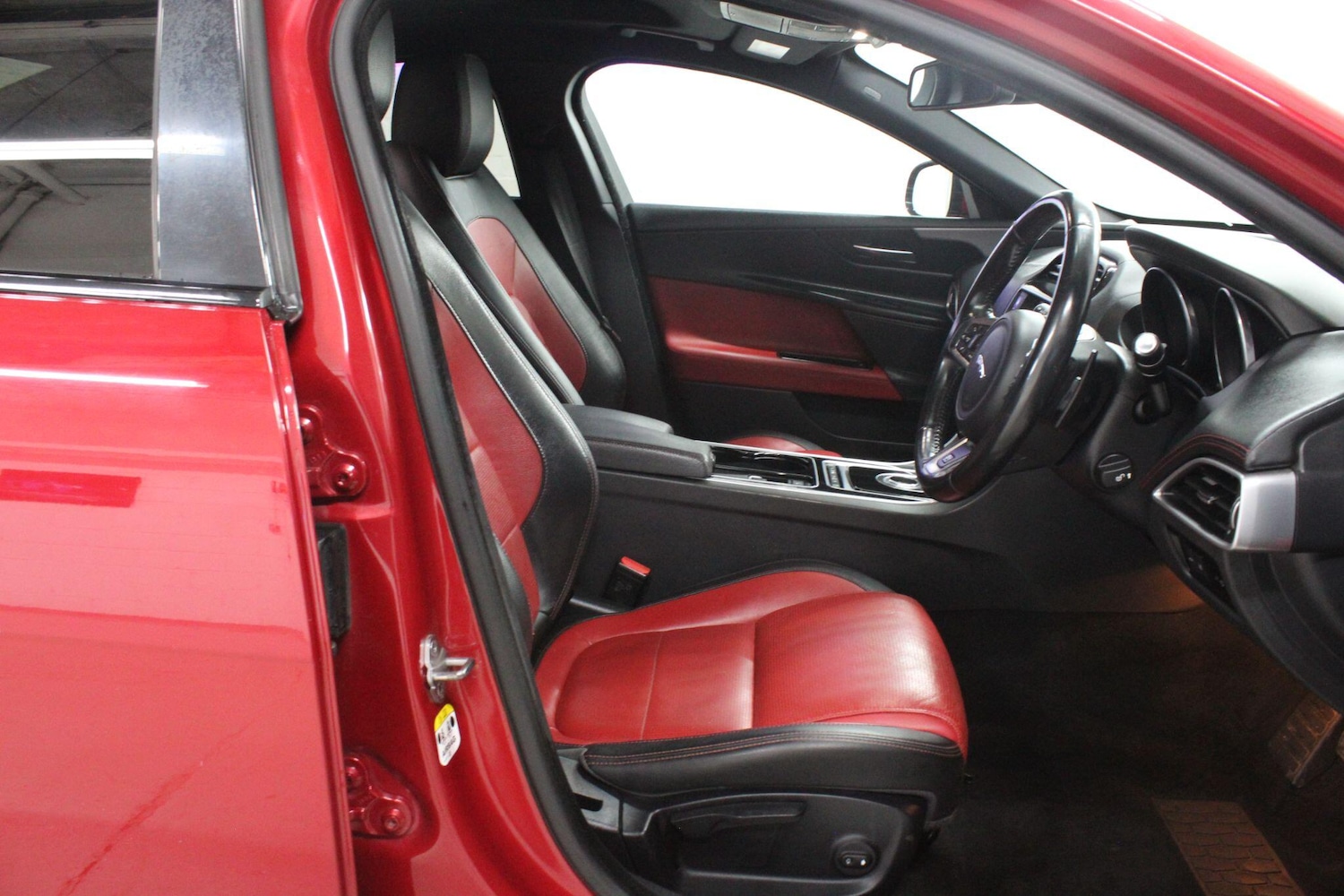 Used Jaguar XE 2016 for sale - 76138497: Photo 11