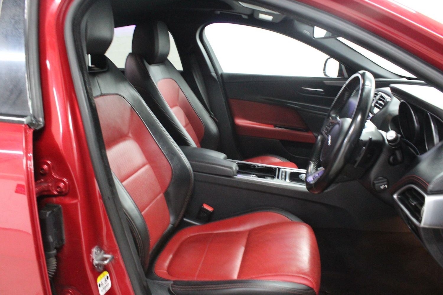 Used Jaguar XE 2016 for sale - 76138497: Photo 12