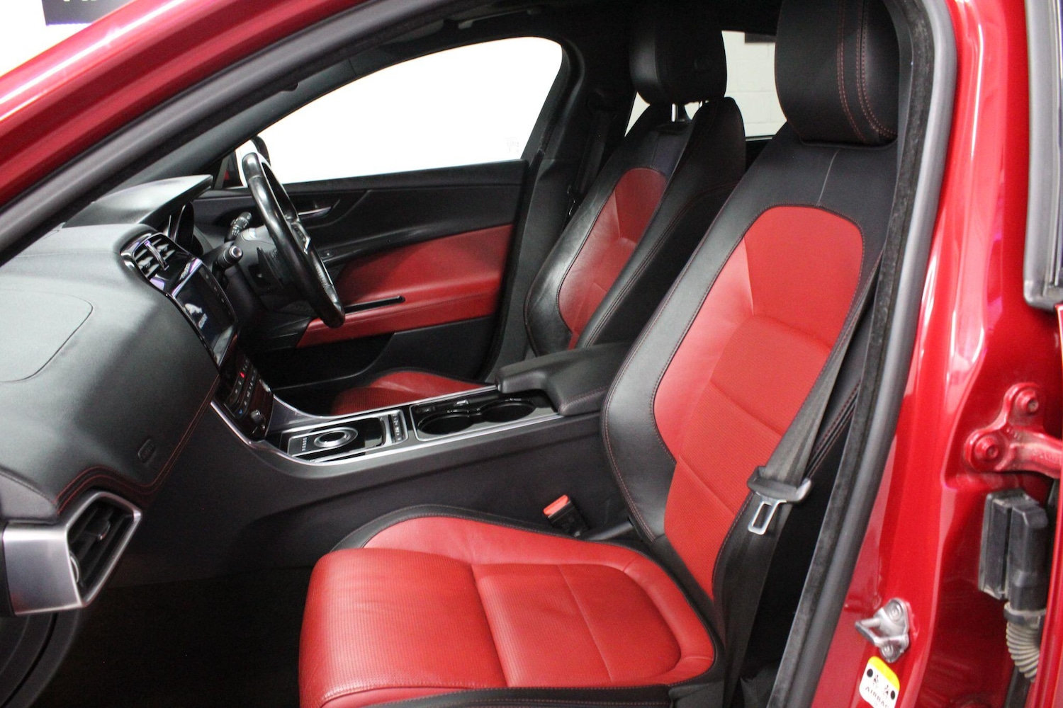 Used Jaguar XE 2016 for sale - 76138497: Photo 14