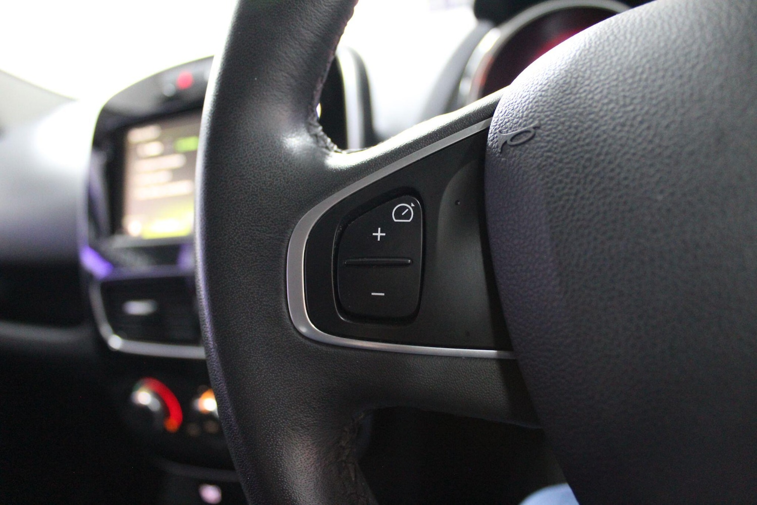 Used Renault Clio 2017 for sale - 76485910: Photo 33