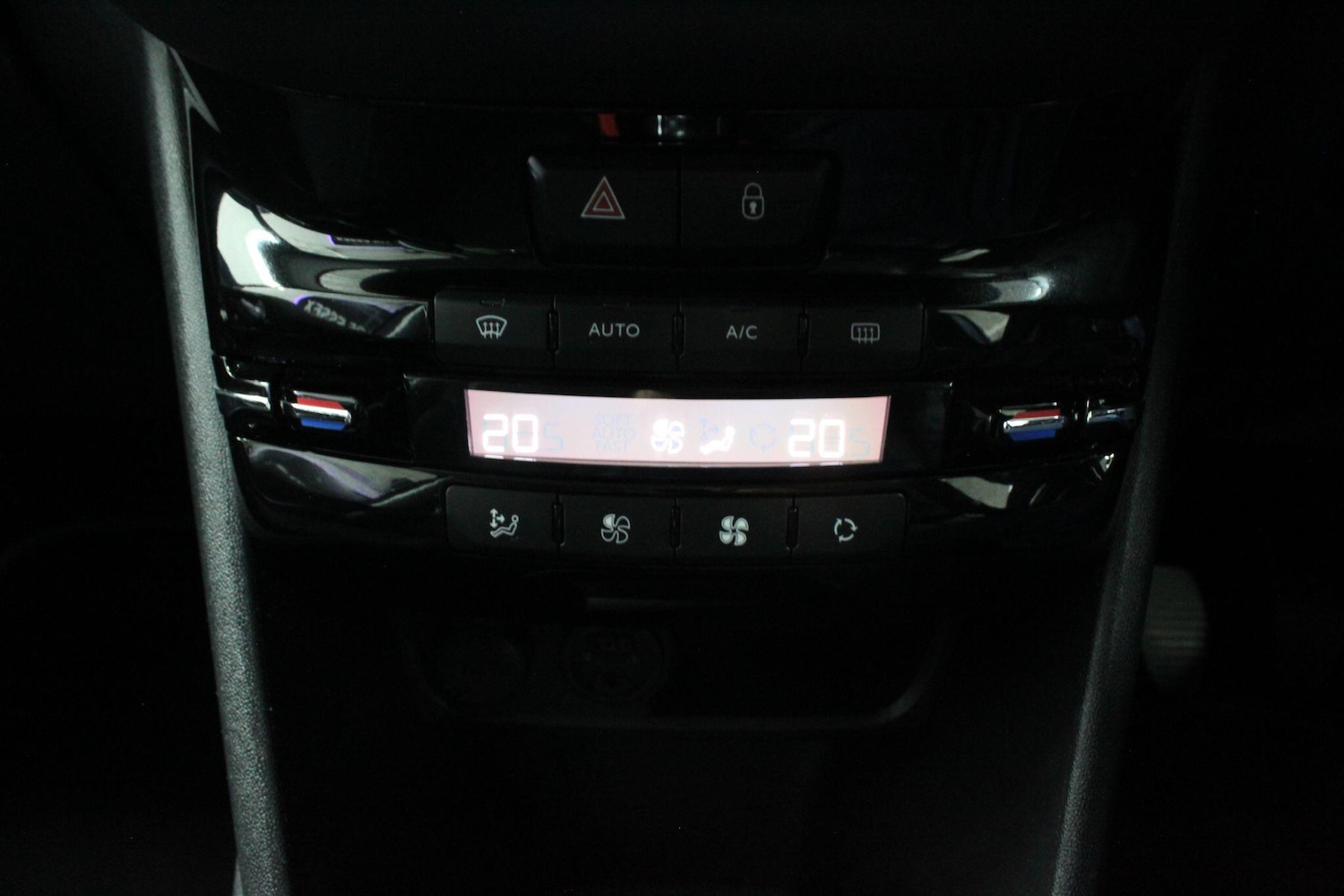 Used Peugeot 208 2013 for sale - 76137576: Photo 32