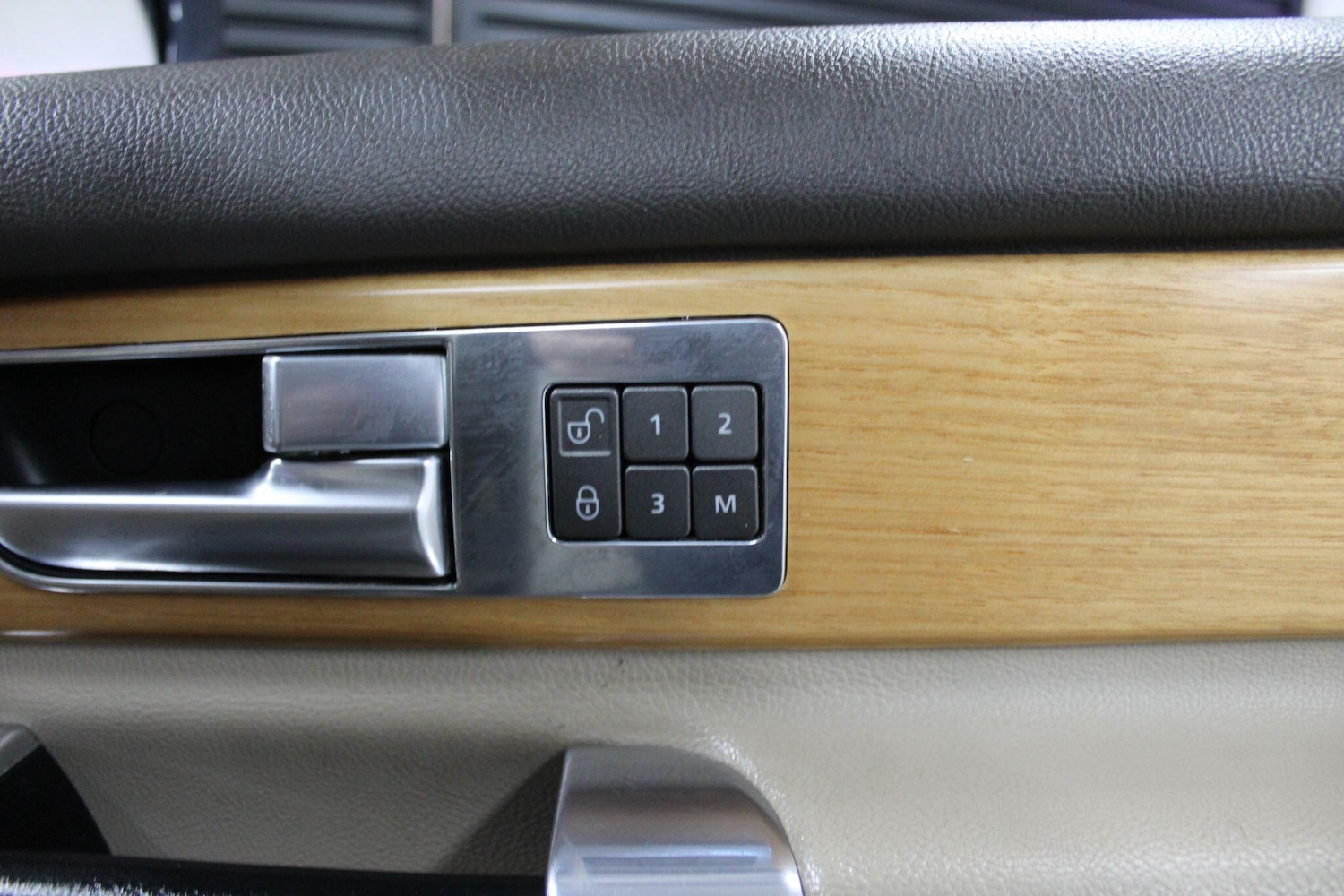 Used Land Rover Discovery 4 2014 for sale - 76976659: Photo 34