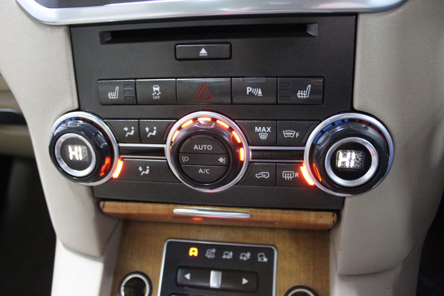 Used Land Rover Discovery 4 2014 for sale - 76976659: Photo 39